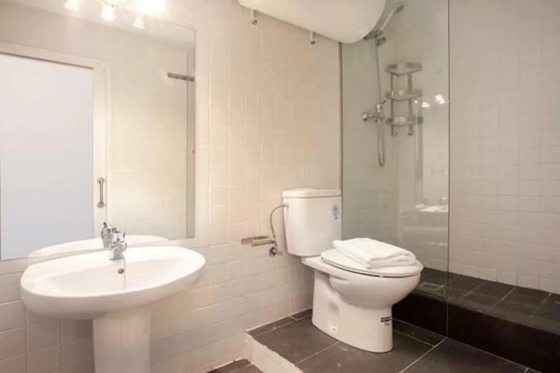 Spacious Apartment For Families Near Park Guell Barcelona